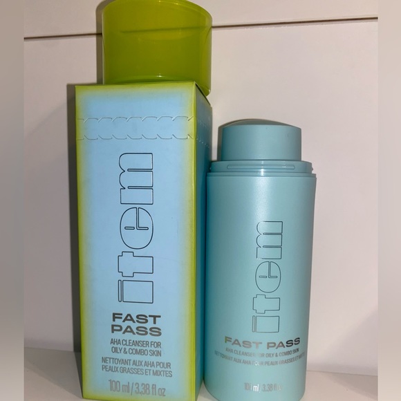 ITEM by Addison Rae - Fast Pass Clean Gentle Gel Cleanser with AHA - Picture 3 of 4